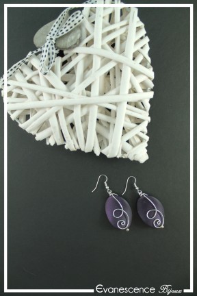 boucles-d-oreilles-sur-clous-oracle-couleur-violet-et-argent-sur-fond-noir