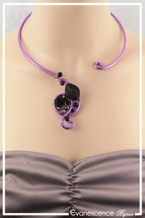 collier-en-aluminium-marylin-couleur-violet-et-noir-porte