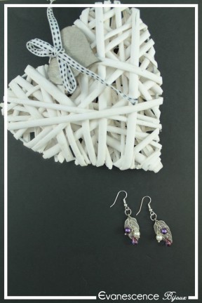 boucles-d-oreilles-chaine-popi-couleur-violet-et-argent-sur-fond-noir