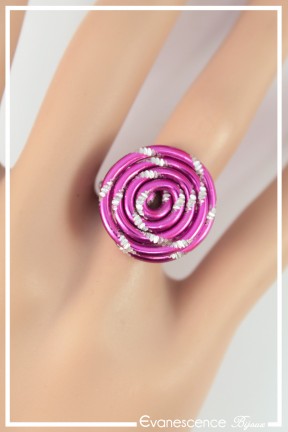 bague-reglable-en-aluminium-pastille-couleur-fuchsia-strie-portee-zoom