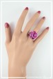 bague-reglable-en-aluminium-pastille-couleur-fuchsia-strie-portee