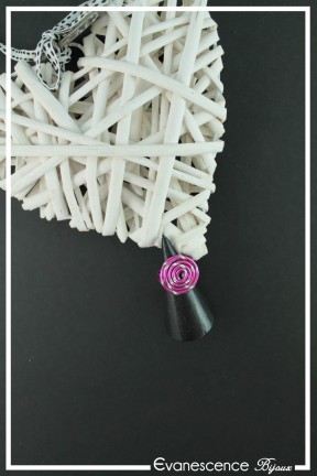 bague-reglable-en-aluminium-pastille-couleur-fuchsia-strie-sur-fond-noir