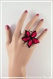 bague-reglable-avec-support-laila-couleur-noir-et-rouge-portee