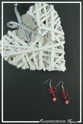 boucles-d-oreilles-chaine-foxi-couleur-rouge-sur-fond-noir