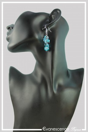 boucles-d-oreilles-chaine-foxi-couleur-bleu-portees