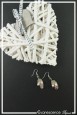 boucles-d-oreilles-chaine-popi-couleur-rose-et-argent-sur-fond-noir