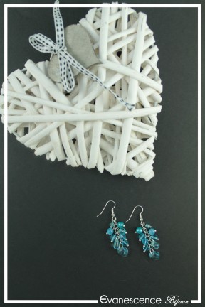 boucles-d-oreilles-chaine-capucine-couleur-turquoise-sur-fond-noir