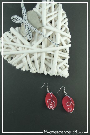 boucles-d-oreilles-sur-clous-oracle-couleur-rouge-et-argent-sur-fond-noir