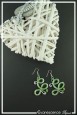 boucles-d-oreilles-en-aluminium-ying-couleur-argent-et-vert-pomme-sur-fond-noir