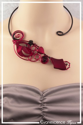 collier-en-aluminium-gina-couleur-noir-et-rouge-porte