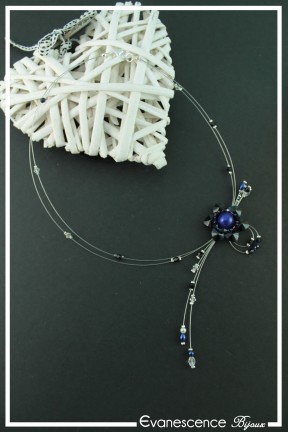 collier-en-fil-cable-gabi-couleur-bleu-indigo-sur-fond-noir
