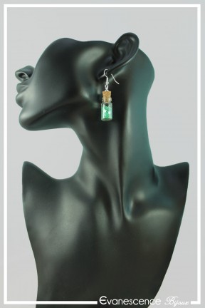 boucles-d-oreilles-fiole-falcon-couleur-vert-etoiles-portees