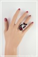 bague-reglable-en-aluminium-daisy-couleur-noir-et-rouge-portee