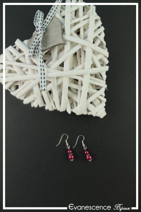 boucles-d-oreilles-sur-clous-jerry-couleur-rouge-et-argent-sur-fond-noir