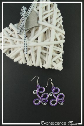 boucles-d-oreilles-en-aluminium-ying-couleur-argent-et-violet-sur-fond-noir