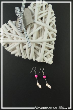 boucles-d-oreilles-en-fil-cable-romarin-couleur-fuchsia-et-ivoire-sur-fond-noir