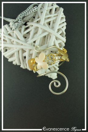 bracelet-en-aluminium-belinda-couleur-ivoire-et-dore-sur-fond-noir