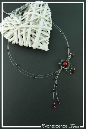 collier-en-fil-cable-gabi-couleur-noir-et-rouge-sur-fond-noir