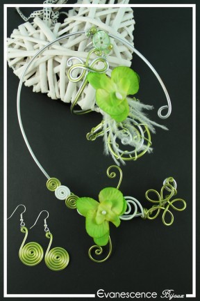 parure-de-bijoux-poupy-couleur-vert-et-blanc-sur-fond-noir