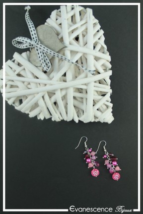 boucles-d-oreilles-chaine-foxi-couleur-fuchsia-sur-fond-noir