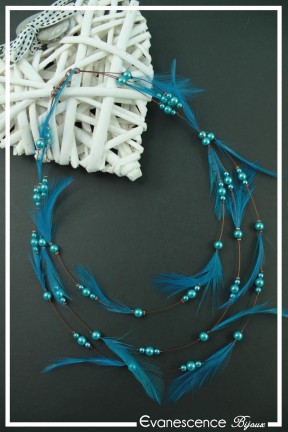 collier-en-fil-cable-pyrolis-couleur-turquoise-sur-fond-noir