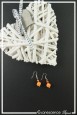 boucles-d-oreilles-sur-clous-garmin-couleur-orange-sur-fond-noir