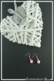 boucles-d-oreilles-sur-clous-garmin-couleur-rose-sur-fond-noir