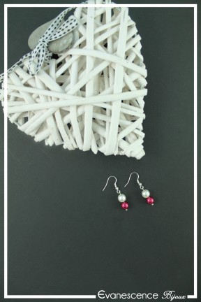 boucles-d-oreilles-sur-clous-margot-couleur-blanc-et-rouge-sur-fond-noir