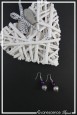 boucles-d-oreilles-sur-clous-ishtar-couleur-argent-et-violet-sur-fond-noir