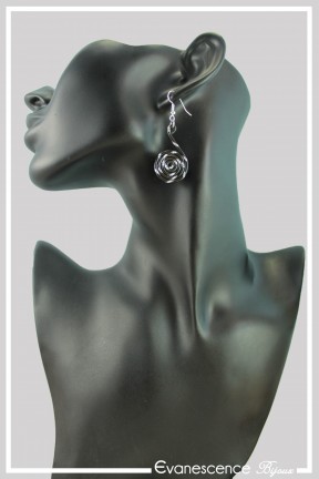 boucles-d-oreilles-en-aluminium-pastille-couleur-noir-strie-portees