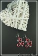 boucles-d-oreilles-en-aluminium-ying-couleur-argent-et-rouge-sur-fond-noir