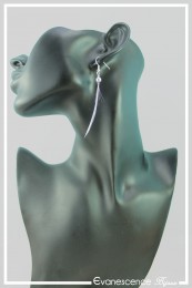 boucles-d-oreilles-avec-plumes-pyrolis-couleur-lilas-portees