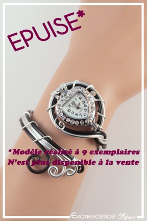 montre-en-aluminium-kitty-couleur-argent-et-noir-porte