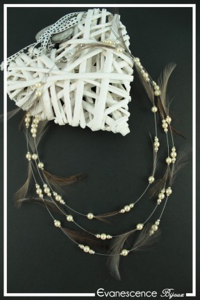 collier-en-fil-cable-pyrolis-couleur-creme-et-chocolat-sur-fond-noir