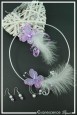 parure-de-bijoux-kami-couleur-blanc-et-lilas-modele-plumes-sur-fond-noir
