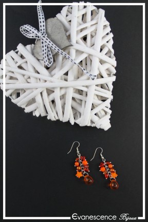 boucles-d-oreilles-chaine-alizee-couleur-orange-sur-fond-noir