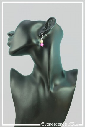 boucles-d-oreilles-sur-clous-margot-couleur-creme-et-fuchsia-portees