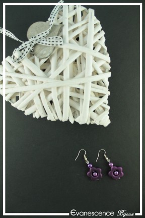 boucles-d-oreilles-sur-clous-dory-couleur-violet-sur-fond-noir