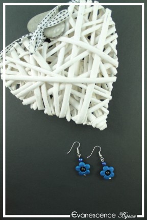 boucles-d-oreilles-sur-clous-dory-couleur-bleu-roi-et-noir-sur-fond-noir