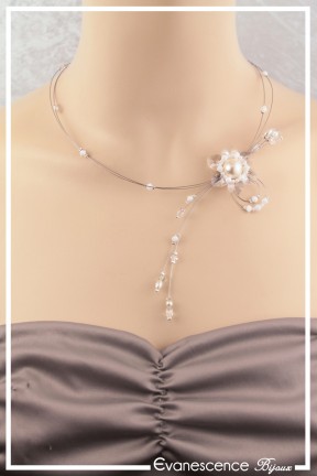 collier-en-fil-cable-gabi-couleur-blanc-et-crystal-porte