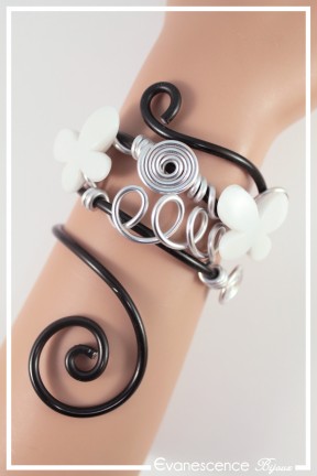 bracelet-en-aluminium-aby-couleur-noir-blanc-et-argent-porte