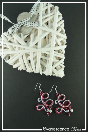 boucles-d-oreilles-en-aluminium-tina-couleur-argent-et-bordeaux-sur-fond-noir