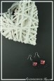 boucles-d-oreilles-en-aluminium-baboune-couleur-noir-et-rouge-sur-fond-noir