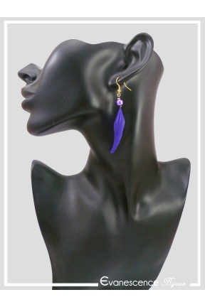 boucles-d-oreilles-avec-plumes-pyrolis-couleur-violet-portees