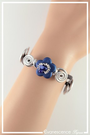 bracelet-en-caoutchouc-hocus-couleur-argent-et-bleu-roi-porte