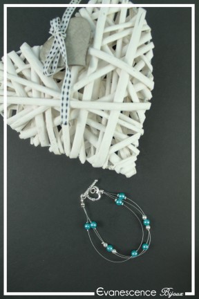 bracelet-en-fil-cable-louna-couleur-turquoise-et-blanc-sur-fond-noir