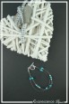 bracelet-en-fil-cable-louna-couleur-turquoise-et-blanc-sur-fond-noir