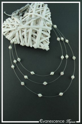 collier-en-fil-cable-reine-couleur-blanc-et-crystal-sur-fond-noir