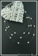 collier-en-fil-cable-reine-couleur-blanc-et-crystal-sur-fond-noir