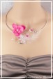 collier-en-aluminium-fada-couleur-blanc-et-fuchsia-modele-plumes-porte